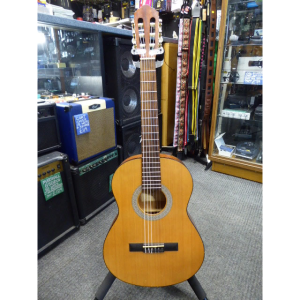 <p>Good quality 3/4 size classical.</p><p>Condition: Lots of chips and small marks all over, but otherwise fine.</p>