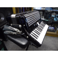 <p>Lovely 72 bass accordion with 34 treble keys, three-voice tremolo tuning and five treble couplers.</p><p>Compact and not too heavy.</p><p>Ideal for students and intermediate players.</p><p><br /></p>