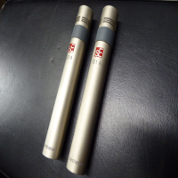 A great matched pair of two small diaphragm condenser microphones.<br />Perfect for strings, acoustic guitars and pianos.<br />The sE1a uses a capsule built and tested by the same skilled technicians as the more expensive sE5 and Rupert Neve Signature RN17 SDCs, housed in a chassis alongside super-quiet electronics.&nbsp;<br /><br />