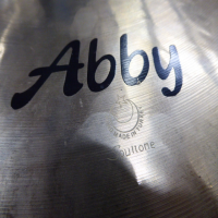 Lovely 16" crash cymbal in excellent condition.