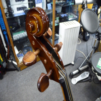 <p>Great learner cello from this well-reputed manufacturer.</p><p>1/4 size.</p><p>An excellent choice for beginners.&nbsp;</p><p></p>