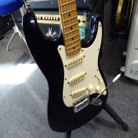 <p>Great stratocaster copy made in Korea, 1992.</p><p>Condition: A repaired crack in the headstock/neck (as seen in pics), and a large chip in the finish, otherwise good for its age.</p>