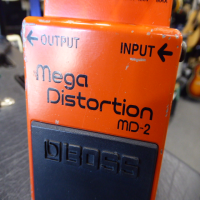 <p>Superb distortion pedal by Boss.</p><p>Condition: A few chips, otherwise fine.</p>